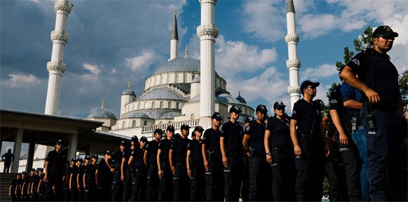 Türkische Polizisten vor einer Moschee
