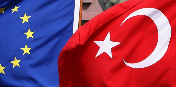 Flagge der EU und der Türkei
