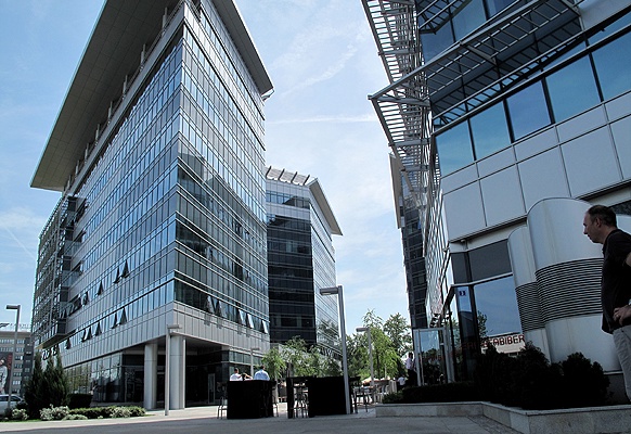 Gegenwartsarchitektur Novi Beograd. Gegenüber „Yugo“-Regierungspalast.