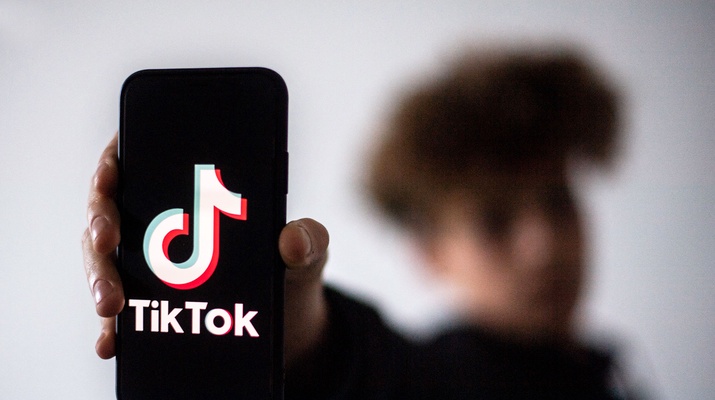 APA/AFP/LOIC VENANCE Teenager mit Smartphone, Tik Tok