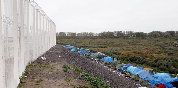 Zaun und Zelte beim Eurotunnel in Calais