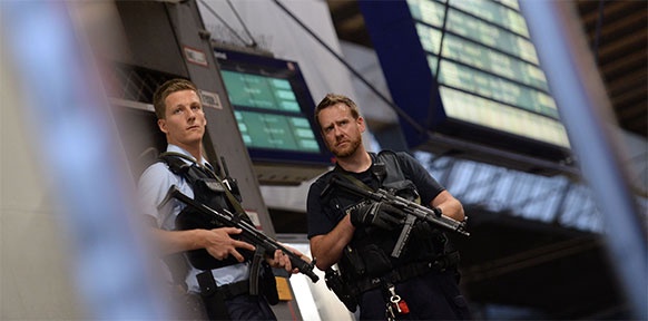 Schwer bewaffnete Polizisten