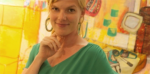 (C) PRIVAT Frau im grünen Kleid