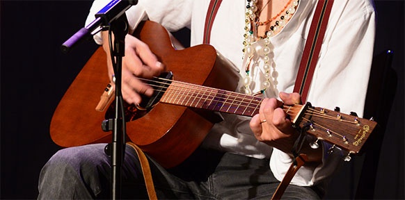 Ernst Molden spielt Gitarre