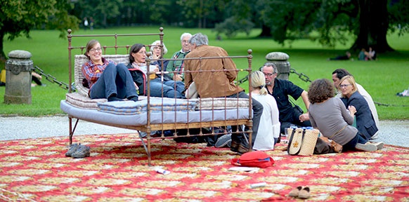 Bettinstallation im Park