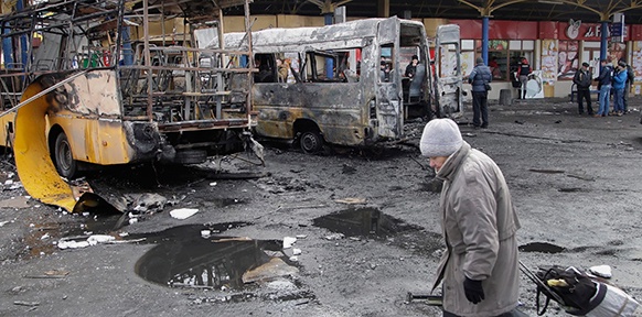 Zerbombte Fahrzeuge, alte Frau in der Ukraine