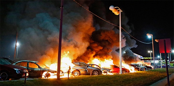 Brennende Autos in Ferguson