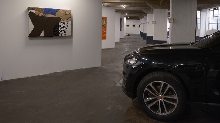Schwarzes Auto in einer Ausstellungshalle