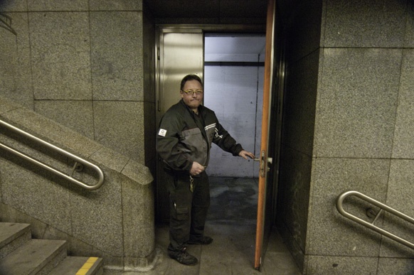 Mann beim Rolltreppenservice