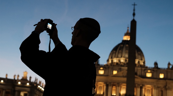 ORF/JOSEPH SCHiMMER Fotografierender Mönch