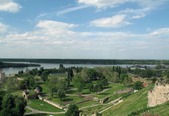 Blick von der Wehrburg Kalemegdan auf die Sava-Mündung in die Donau.