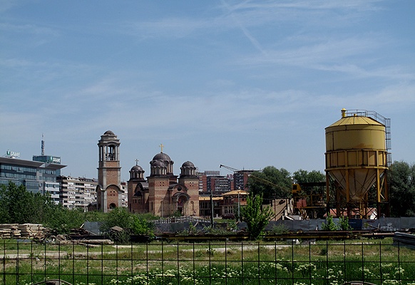 Kirche in Novi Beograd. Das jüngste Gebäude im Block.