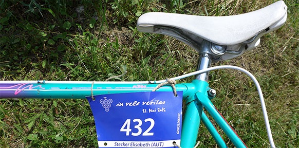 Fahrrad mit Nummerntafel von Elisabeth Stecker