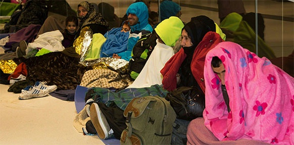 APA/MIKE VOGL/NEUMAYR MMV Flüchtlinge in Decken gehüllt in Salzburg