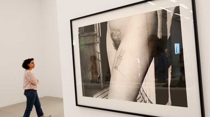 Aktfoto in einer Ausstellung