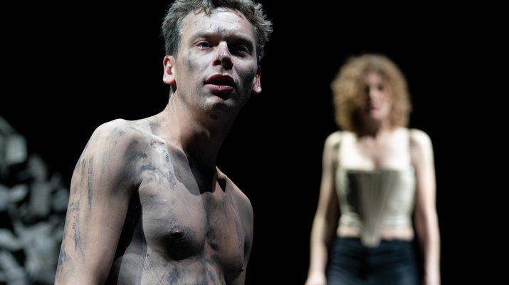 BURGTHEATER/ANDREAS POHLMANN Franz Pätzold (Sigismund) und Julia Riedler (Rosaura) im Hintergrund.