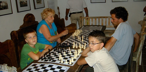 Ungararische Schachstaatsmeisterin spielt mit den Jungen