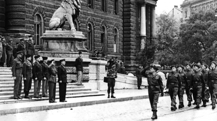 Alliierte Besatzung in Wien 1945: Wachablöse vor dem Justizpalast.
