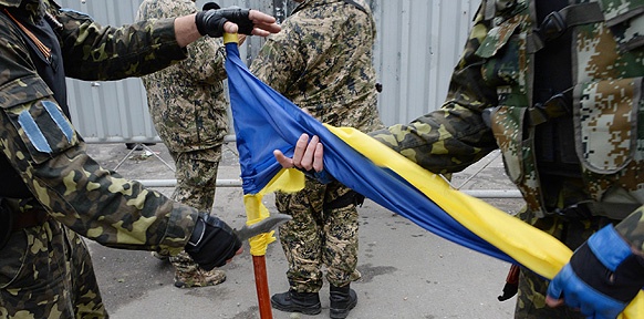 Soldaten mit ukrainischer Flagge
