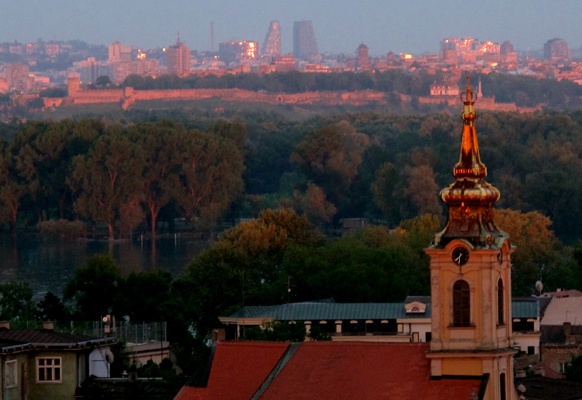 Blick aus Zemun, über den Sava-Fluß, die Wehrburg Kalemegdan und dahinter die beiden stufigen Landmark-Türme des „West-Gate“.