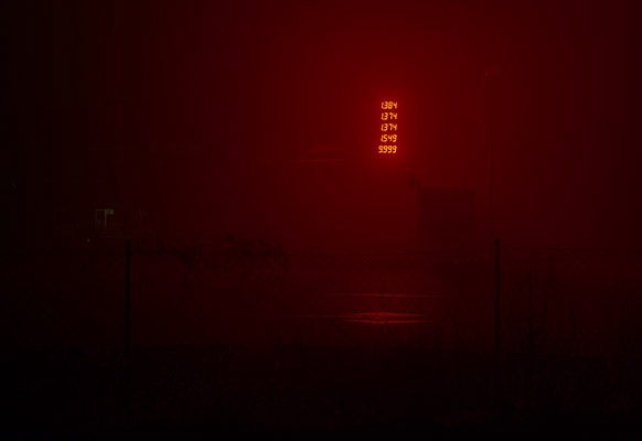 Eine Tankstelle im Nebel