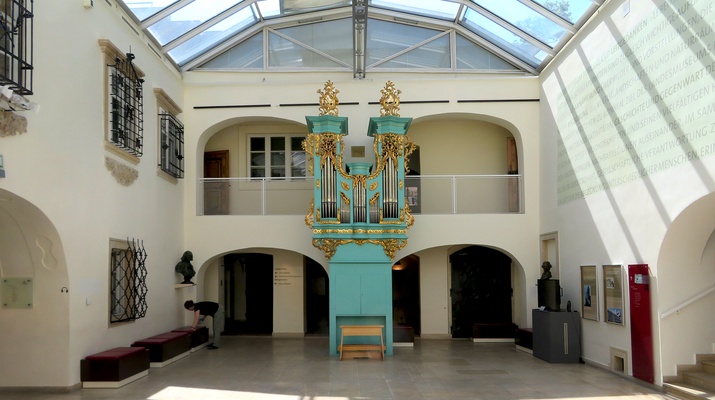Überdachter Innenhof mit einer Orgel als Ausstellungsstück