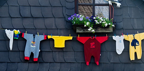 Babystramnpler hängen auf der Wäschleine
