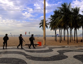 Militärstreife auf der Copacabana