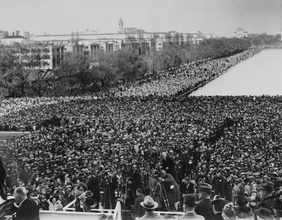Marian Anderson (1897–1993), (unten links), während ihres historischen Konzerts auf den Stufen des Lincoln Memorials, als sie am Ostersonntag, dem 9. April 1939, vor einer Menge von Tausenden von Menschen singt.