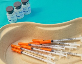 Schale mit Botoxspritzen