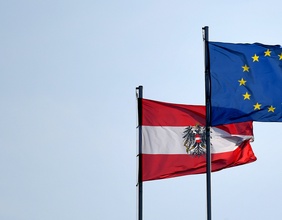 Die Flaggen der EU und Österreichs