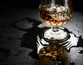 Ein Glas mit alkoholischem Inhalt.
