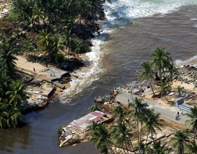 Zerstörte Straße nach Tsunami, 2004