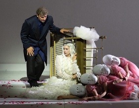 Asmik Grigorian (Turandot), Jonas Kaufmann (Calaf) und Ensemble im Rahmen einer Fotoprobe von Giacomo Puccinis "Turandot" in der Wiener Staatsoper. 
