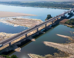 Brücke über die Donau in Bulgarien: niedriger Wasserstand