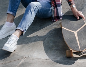 Frau mit Skateboard