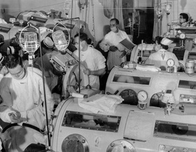 Historisches Foto eines Behandlungssaals mit Eisernen Lungen