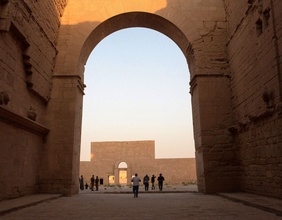 Touristen besuchen die antike Stadt Hatra, Irak