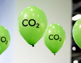 Grüne Luftballons mit der Aufschrift "CO2"