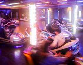 Jugendliche beim Autodrome-Fahren im Prater