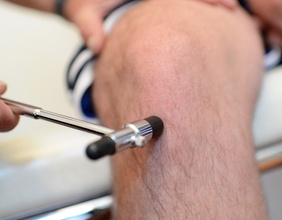 Kniereflex wird geprüft