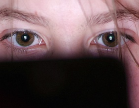 Jugendliche schaut auf einen kleinen Bildschirm