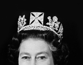 Queen Elizabeth II trägt ihre Krone .