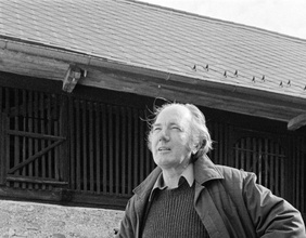 Thomas Bernhard auf seinem Vierkanthof in Ohlsdorf, 1981
