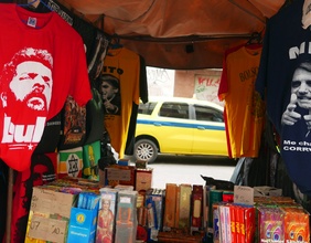 Zwei Tshirts mit dem Ex-Präsident und dem neuen Präsident hängen zum Verkauf auf einem Straßenstand in Brasilien