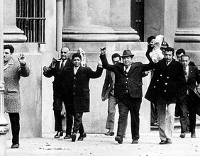 Militärputsch in Chile, 1973: Angestellte des Präsidentenpalasts verlassen das Gebäude