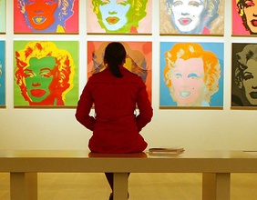 Frau sitzt vor Warhols "Marilyn 1967"