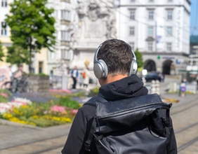 Mann mit Kopfhörern in Linz