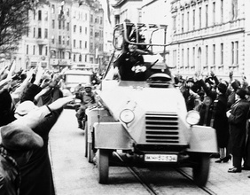 Bewaffnete Truppen werden in Linz bejubelt