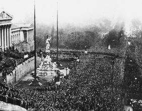 Eine Massendemonstration vor dem Wiener Parlament aufgenommen am 12. November 1918